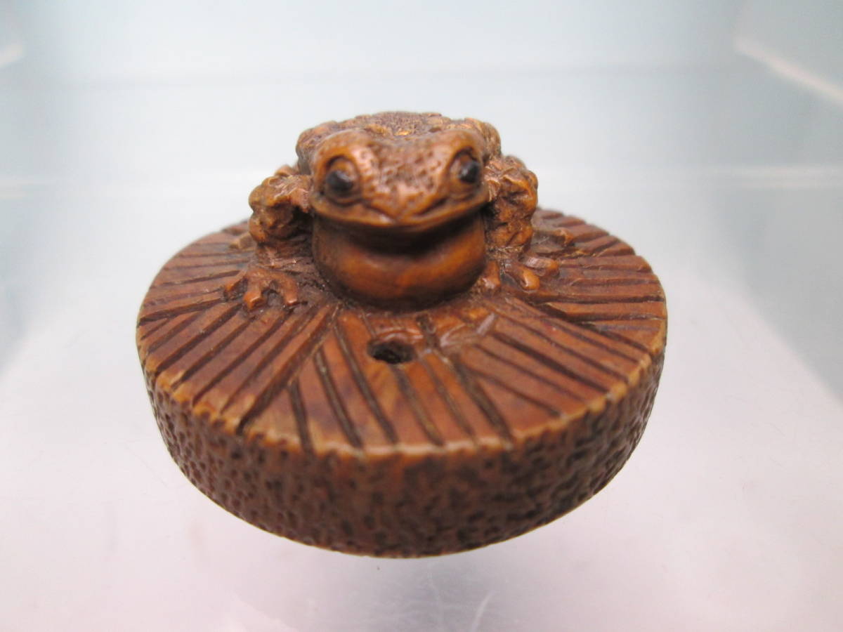 * antique * direct .. bamboo root made . sculpture. netsuke 9g frog 