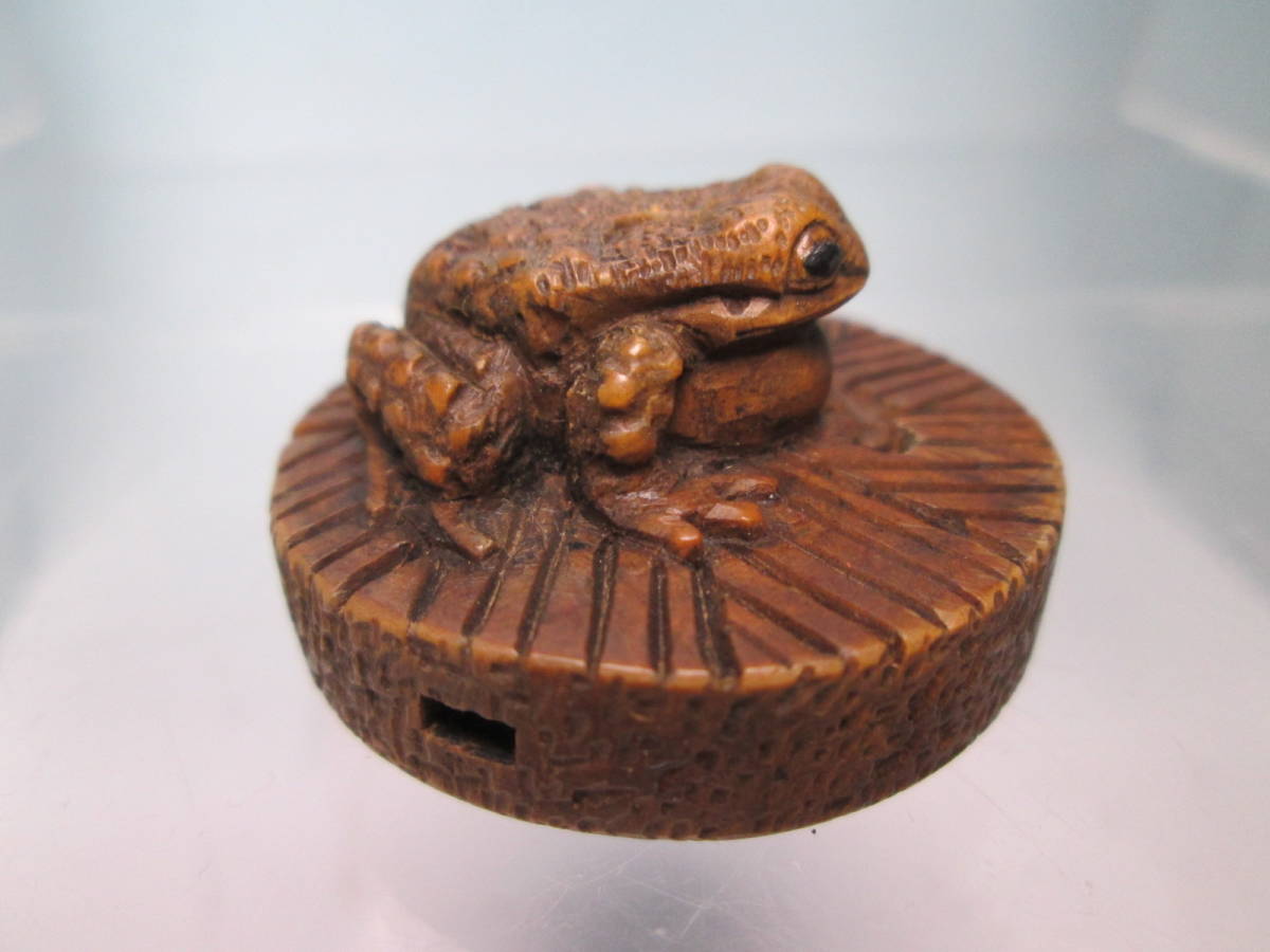 * antique * direct .. bamboo root made . sculpture. netsuke 9g frog 