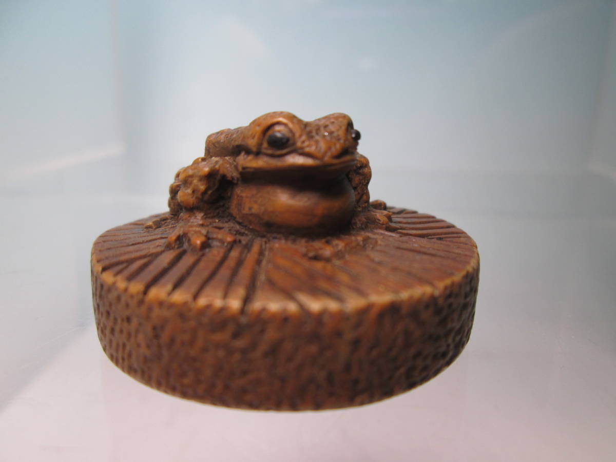 * antique * direct .. bamboo root made . sculpture. netsuke 9g frog 