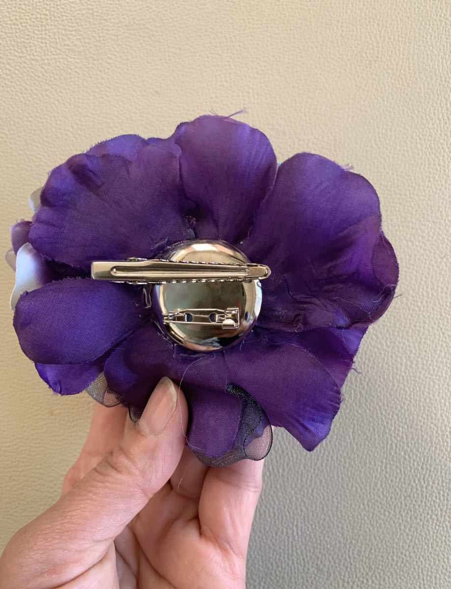  go in . type graduation ceremony presentation corsage purple 