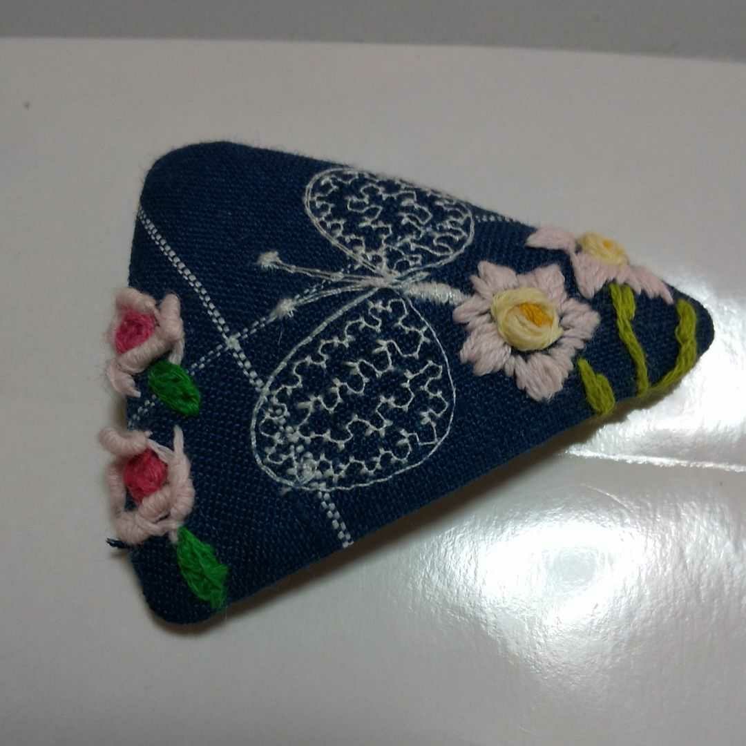 ハンドメイドミナペルホネン刺繍三角パッチンピン