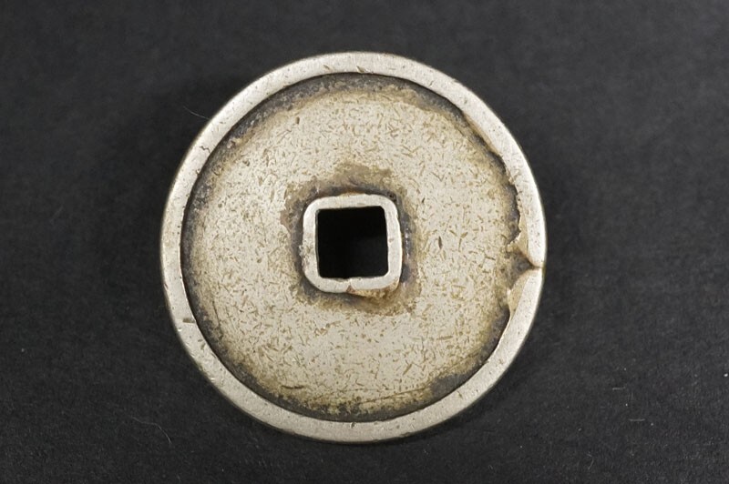 403)日本古銭 絵銭 花巻大黒 福神銭 直径約31.1mm 量目17.25g 穴 403)日本古銭 絵銭 花巻大黒 福神銭 直径約31.1mm 量目17.25g 穴