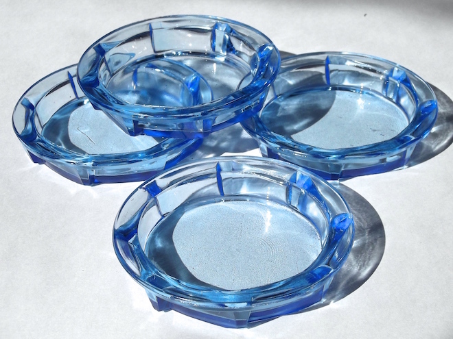昭和 レトロ 青色 ガラス コースター 4枚 プレス 気泡 ビンテージ アンティーク ミニ トレイ キッチン 食卓 食器 雑貨_画像1