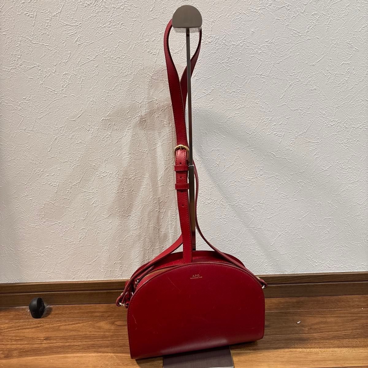 a.p.c. ハーフムーンバッグ 限定色 ROUUGE－FONCE
