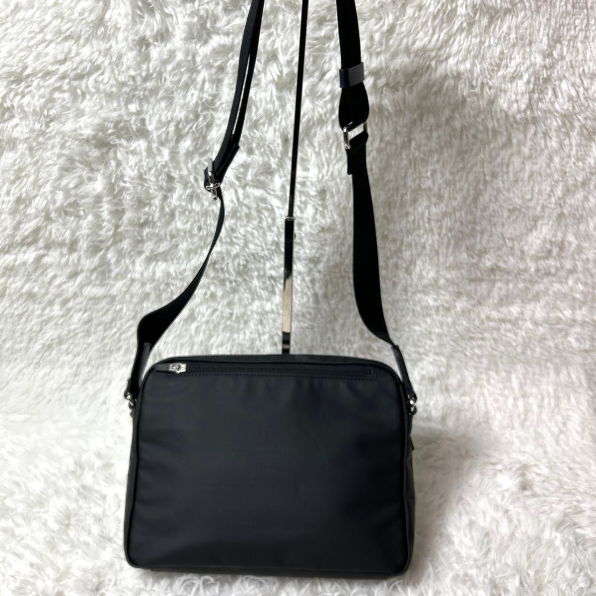 極美品・未使用級】 CK Calvin Klein レザーショルダーバッグ 極美品・未使用級】 CK Calvin Klein レザーショルダーバッグ