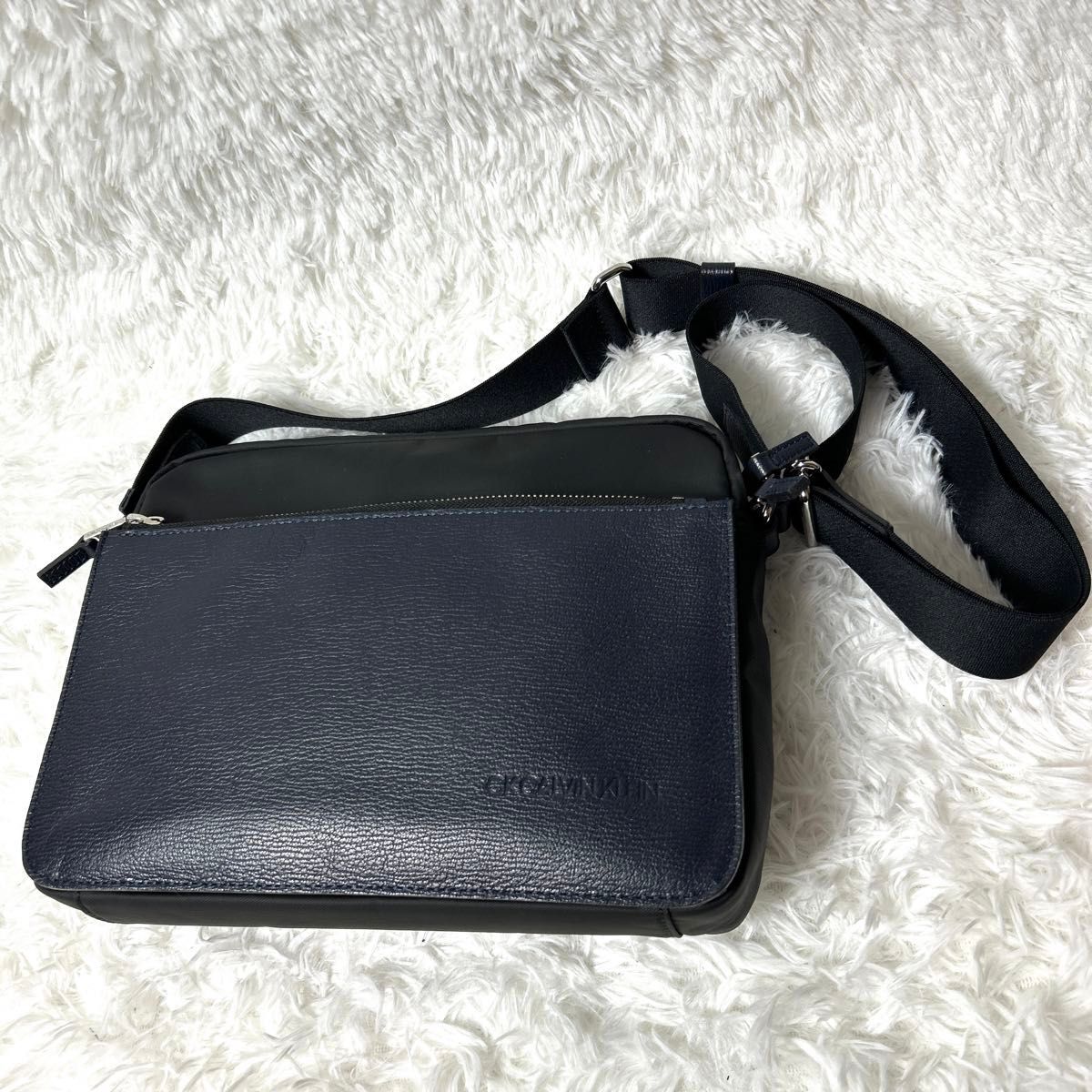 極美品・未使用級】 CK Calvin Klein レザーショルダーバッグ 極美品・未使用級】 CK Calvin Klein レザーショルダーバッグ