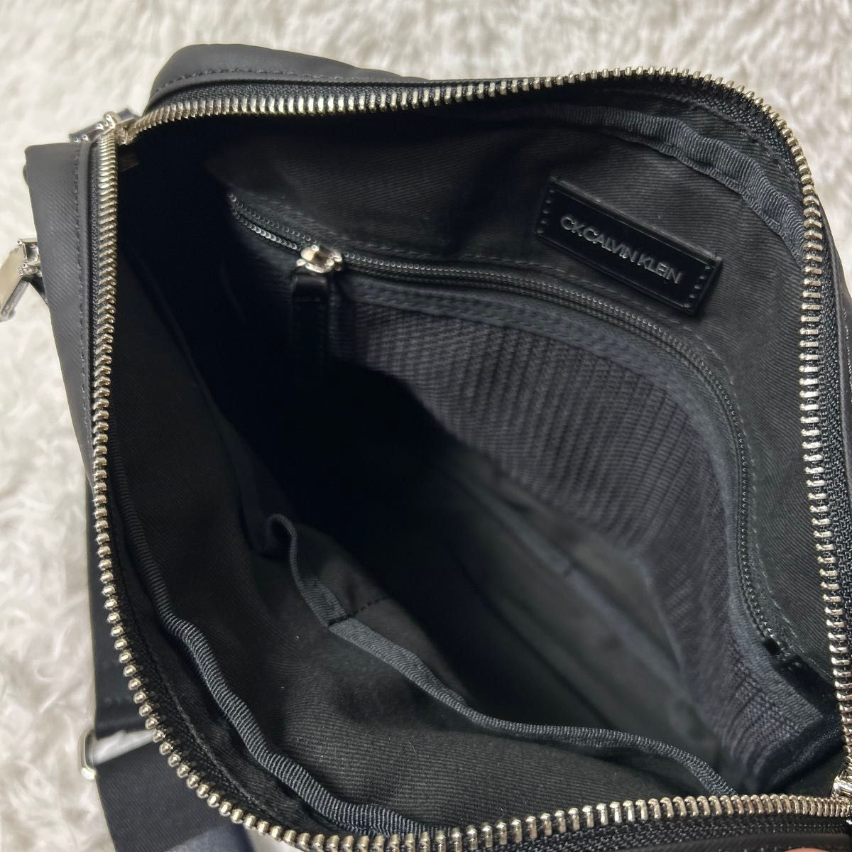 極美品・未使用級】 CK Calvin Klein レザーショルダーバッグ 極美品・未使用級】 CK Calvin Klein レザーショルダーバッグ