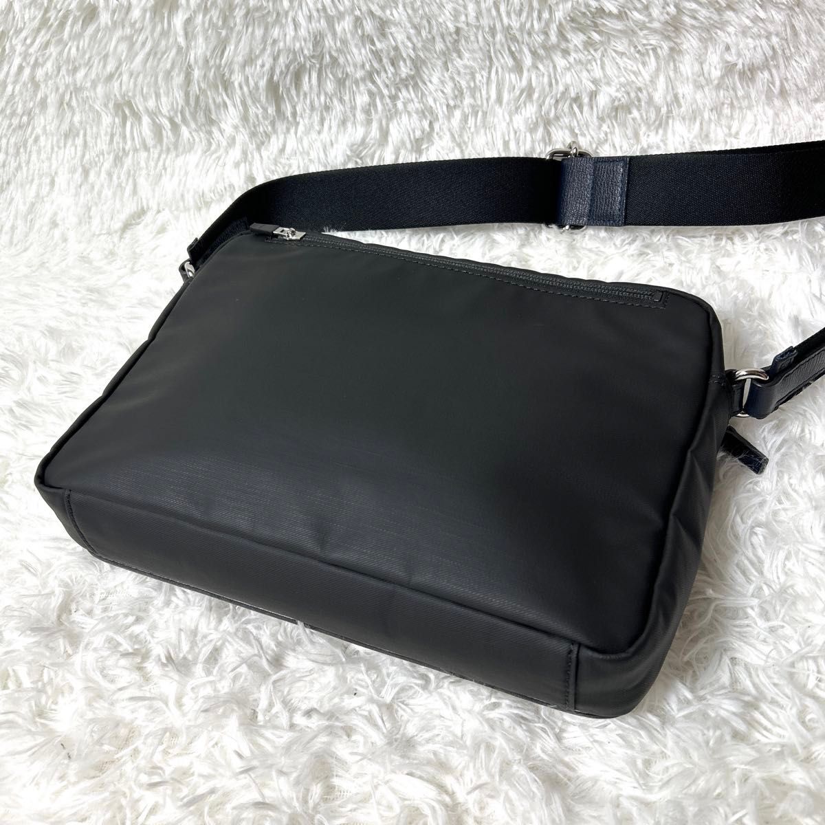 極美品・未使用級】 CK Calvin Klein レザーショルダーバッグ 極美品・未使用級】 CK Calvin Klein レザーショルダーバッグ