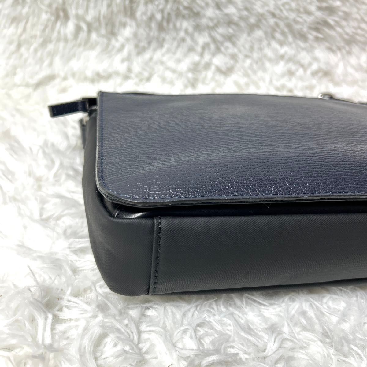 極美品・未使用級】 CK Calvin Klein レザーショルダーバッグ 極美品・未使用級】 CK Calvin Klein レザーショルダーバッグ