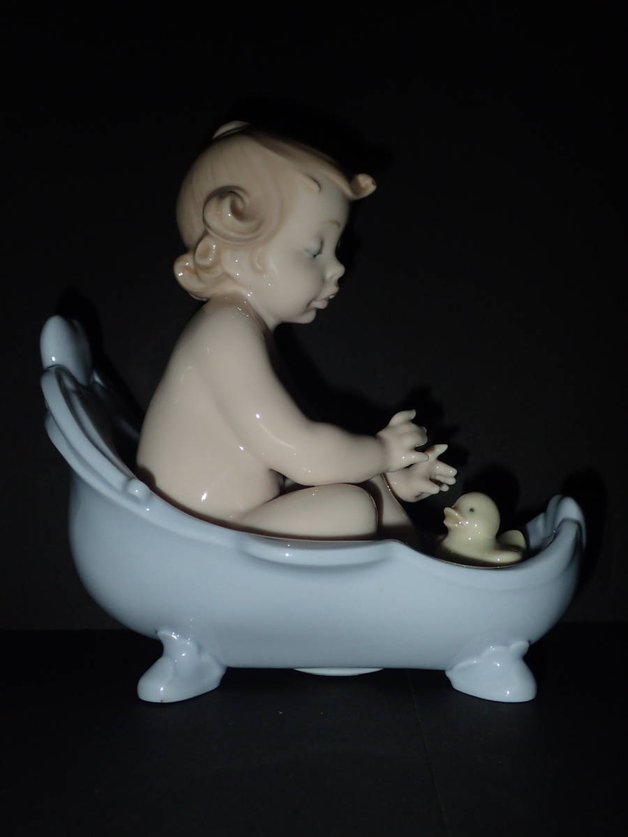 LLADRO リヤドロ 赤ちゃんが入浴 No.6872 置物 インテリア 陶器 高さ約14.3㎝ 浴槽 お風呂 アヒル 楽しいお風呂_画像2