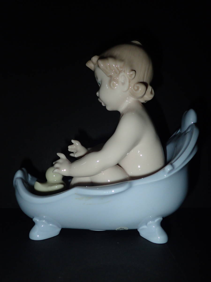 LLADRO リヤドロ 赤ちゃんが入浴 No.6872 置物 インテリア 陶器 高さ約14.3㎝ 浴槽 お風呂 アヒル 楽しいお風呂_画像4