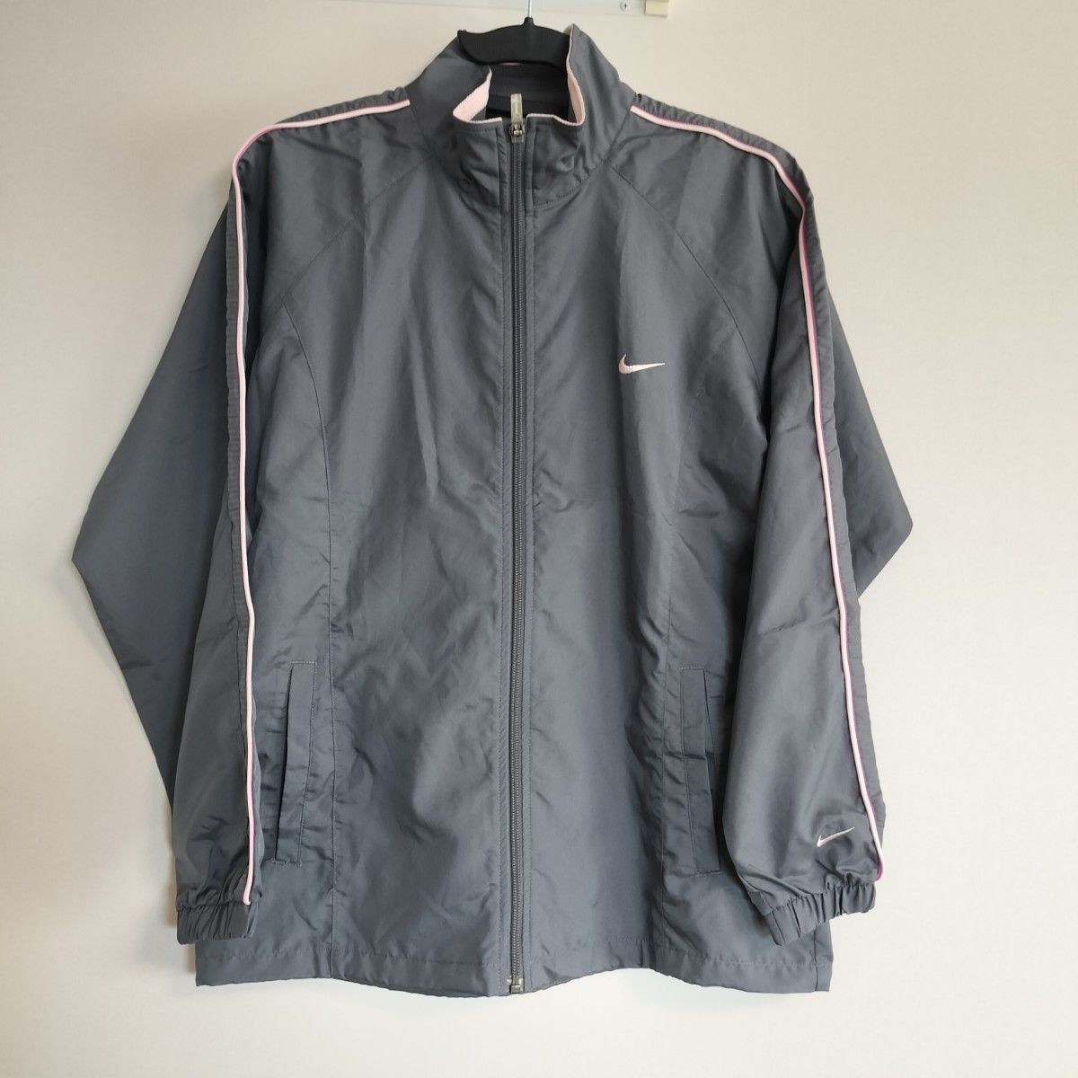 NIKE ナイキ ウィンドブレーカー ナイロンジャケット グレー NIKE ナイキ ウィンドブレーカー ナイロンジャケット グレー