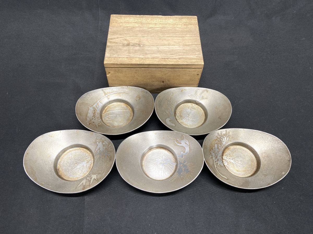 J978】年代物 錫茶托 乾茂號造 5客揃い 煎茶道具 錫製 茶器 古 J978】年代物 錫茶托 乾茂號造 5客揃い 煎茶道具 錫製 茶器 古