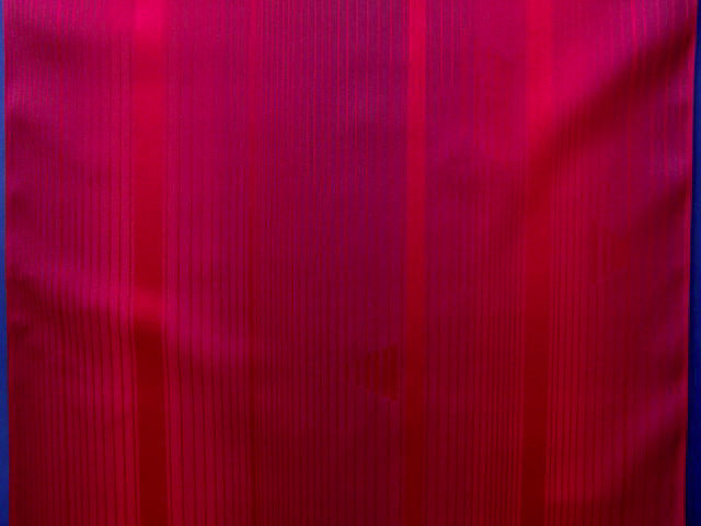 【新品】【雨コート】 西陣織 雨コート生地 縦縞 濃淡赤 コート 羽尺 反物 正絹 未使用 未仕立て 着物 絹100% 雨 梅雨 【1万円ポッキリ】_光沢のある赤の縦縞　生地の幅は約36.5cm