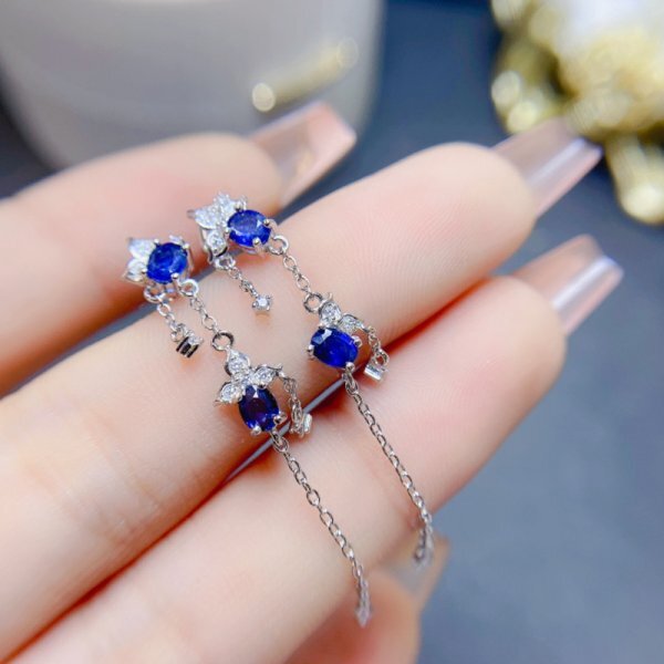 値下げ交渉歓迎、早期入札特典、鑑別付き、女性のための天然サファイアピアス、3x4mm、希望小売価格11800円　 S9