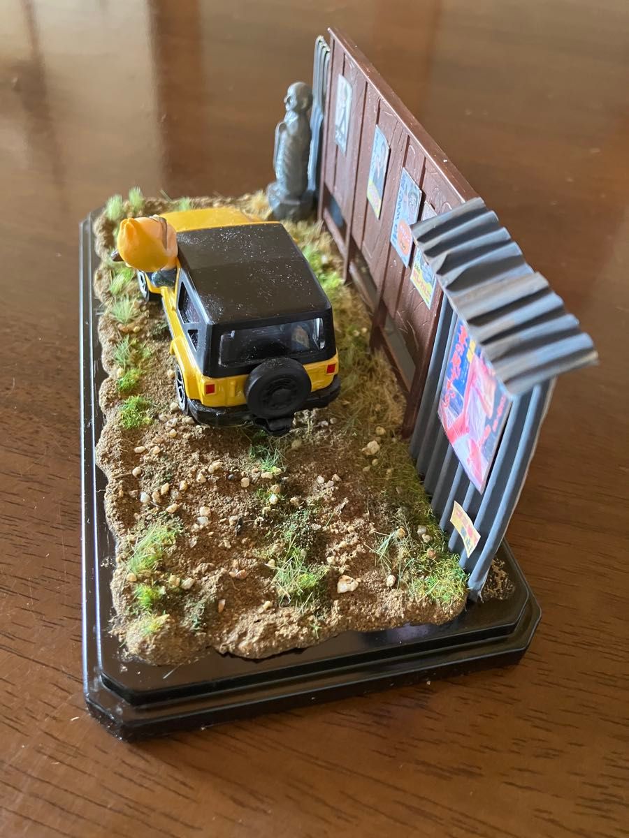 昭和レトロ風景イエロージープと所ジョージのコラボジオラマ完成品 昭和レトロな情景 1/43~1/32 模型ミニカー展示台 ジオラマ