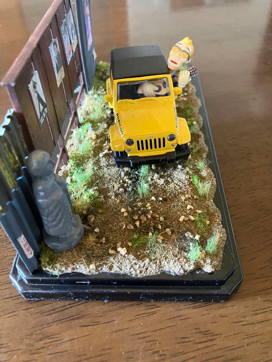 昭和レトロ風景イエロージープと所ジョージのコラボジオラマ完成品 昭和レトロな情景 1/43~1/32 模型ミニカー展示台 ジオラマ