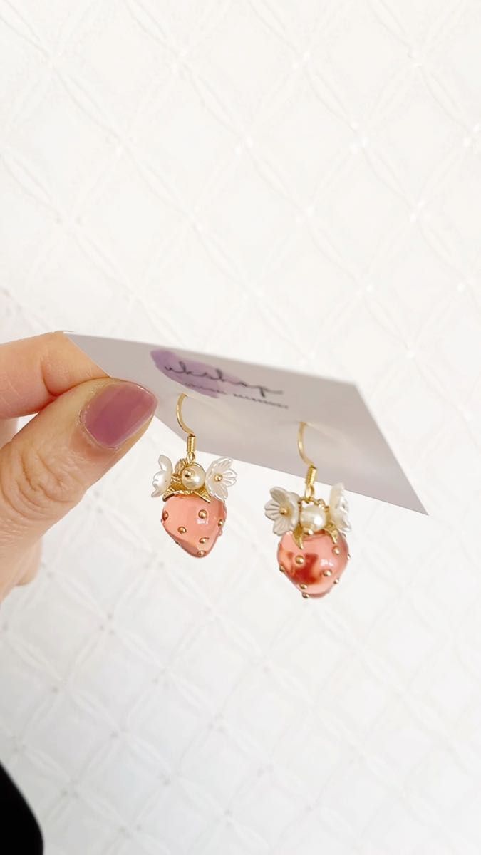 2点同時購入でおまかせピアスorおまかせイヤリングプレゼント ハンドメイドピアス ハンドメイドイヤリング 苺ピアス 苺イヤリング