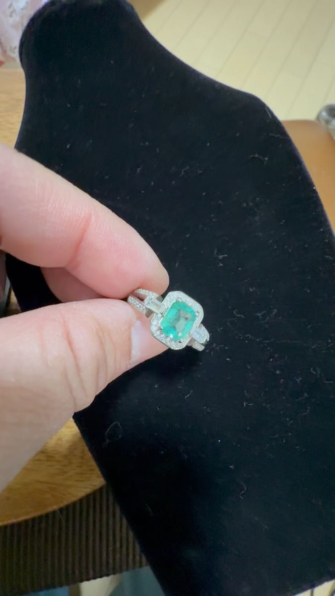 エメラルド Emerald指輪 952純銀のリング台座、長方形ダイヤモンド装飾付き「指輪の指の周りはサイズを調整できます。」