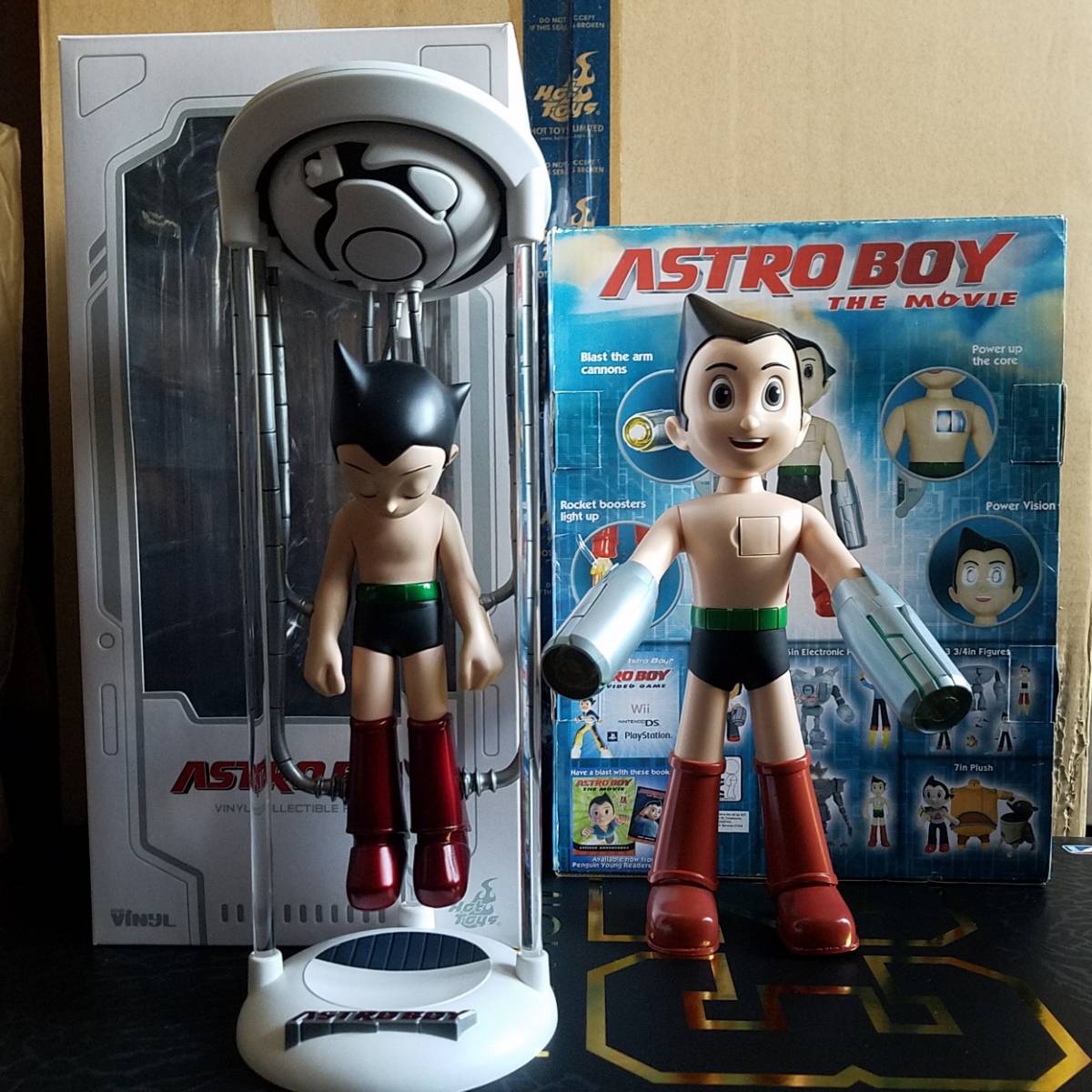 超激レア 2点　2010 ホットトイズ　HOTTOYS ASTRO BOY VINYL: 鉄腕アトム SLEEP 1/6 、　2009 Electronic Astro Boy 10インチ