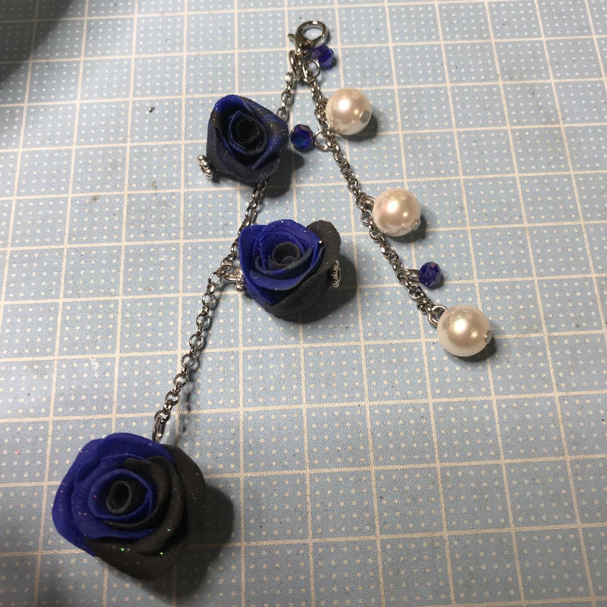 黒と青の薔薇とパールのストラップ_画像1