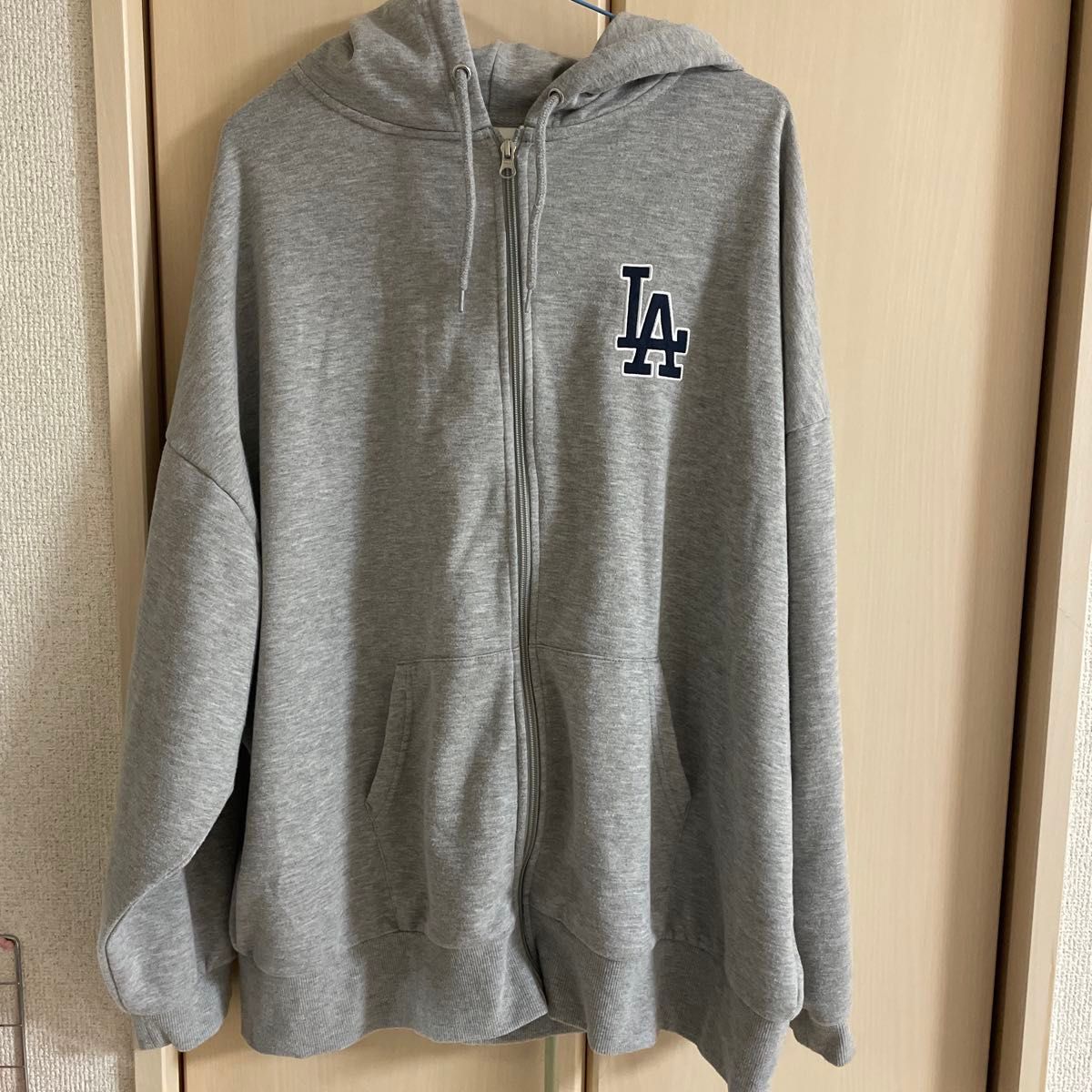 XLARGE グレー ジップアップパーカー LAロゴ刺繍 MLB LAロゴ パーカー 4L アベイルジップアップパーカー グレー