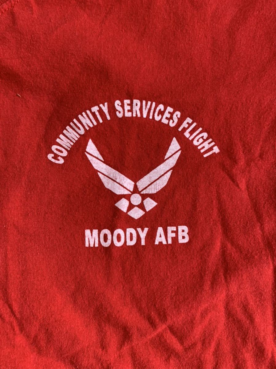  вооруженные силы США сброшенный товар футболка короткий рукав размер L красный Red COMMUNITY SERVICES FLIGHT MOODY AFB эмблема GILDAN USAF ВВС T