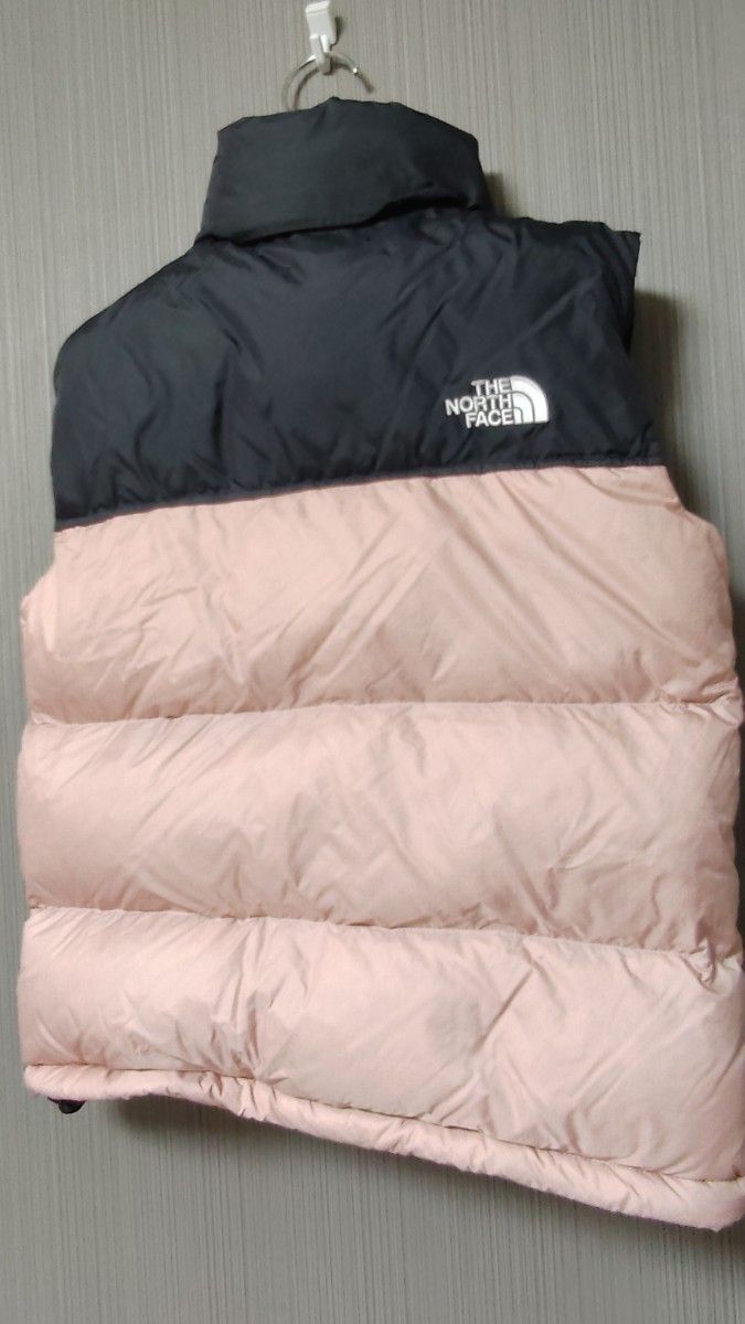 THE NORTH FACE ダウンベスト 黒 ピンク ノースフェイス 海外 THE NORTH FACE ダウンベスト 黒 ピンク ノースフェイス 海外