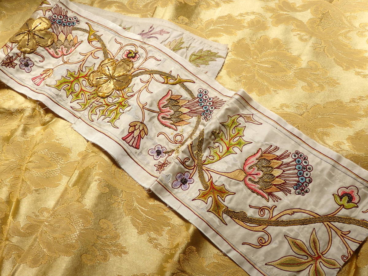 フランスアンティーク布　儀式に使う布のハギレ サテン　刺繍　リメイク　ハンドメイド