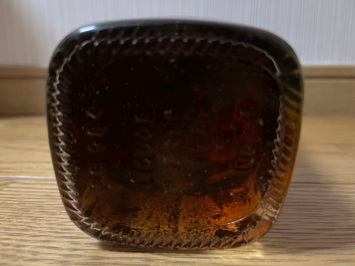ジョニーウォーカー ブラックラベル・金キャップ 白紋章 箱付き ジョニーウォーカー ブラックラベル・金キャップ 白紋章 箱付き