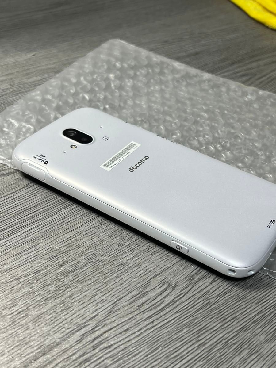 SIMフリー らくらくスマートフォン F-52B ホワイト 一括購入 SIMフリー らくらくスマートフォン F-52B ホワイト 一括購入