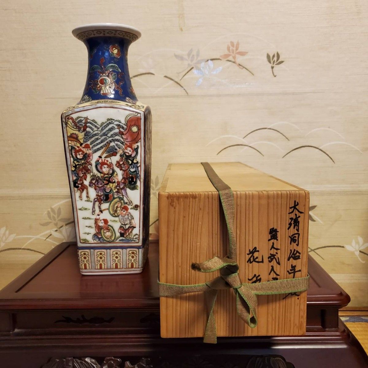 中国古玩 大清同治年製 色絵賢人武人図 角形花瓶 箱付き 中国古玩 大清同治年製 色絵 賢人武人図 角形花瓶 箱付き