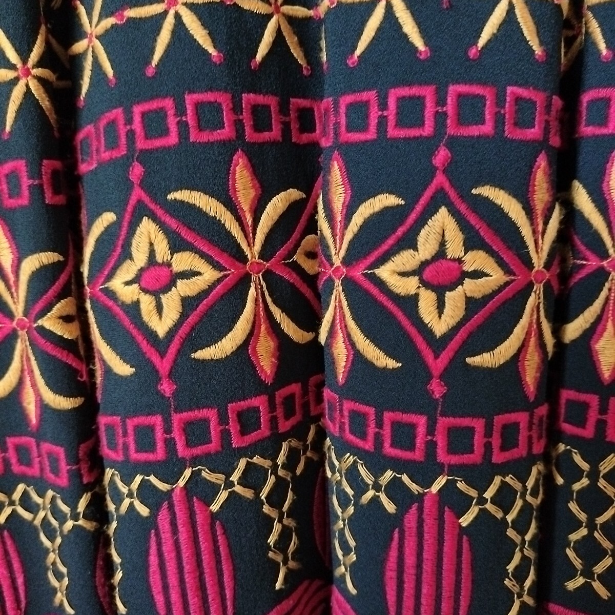 Sybillaの豪華な刺繍スカート