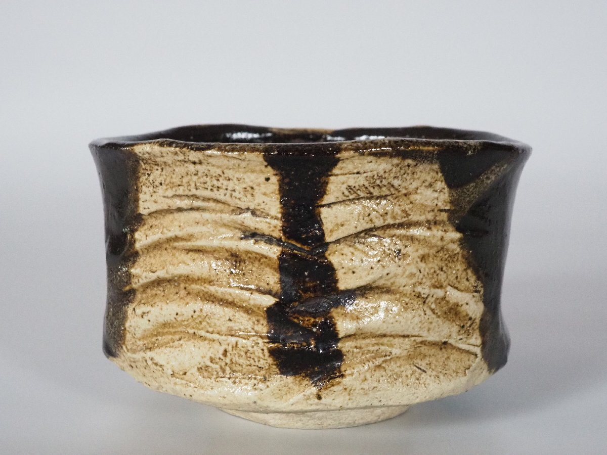 GK】加藤重高 秀逸作 黒織部茶碗 茶道具 二重箱 御物袋 共箱 GK】加藤重高 秀逸作 黒織部茶碗 茶道具 二重箱 御物袋 共箱