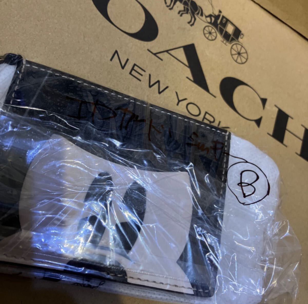 送料込 新品 COACH X ディズニー100周年コラボ 定期入 ミッキー 送料込 新品 COACH X ディズニー100周年コラボ 定期入 ミッキー