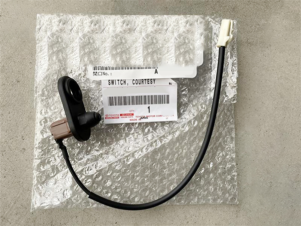 トヨタ 純正 ハイエース リヤ ドア カーテシ ランプ スイッチ のみ ドア 検索 レストア シート マフラー スイッチ サイド タイヤ ホイール_画像1