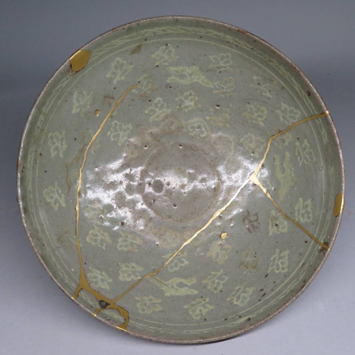 李朝/高麗 特集出品】高麗青磁雲鶴紋象嵌碗 蔵出し 朝鮮古陶磁器 李朝/高麗 特集出品】高麗青磁雲鶴紋象嵌碗 蔵出し 朝鮮古陶磁器