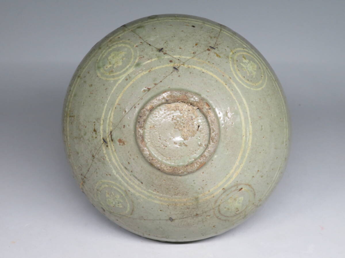 李朝/高麗 特集出品】高麗青磁雲鶴紋象嵌碗 蔵出し 朝鮮古陶磁器 李朝/高麗 特集出品】高麗青磁雲鶴紋象嵌碗 蔵出し 朝鮮古陶磁器