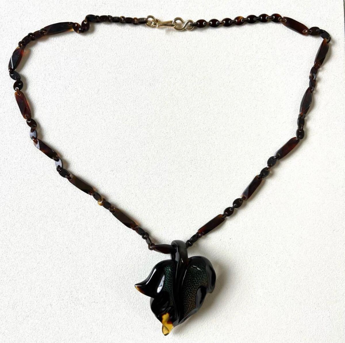 美品◇本鼈甲 黒甲 茨布甲 藤野孝一郎作 沈金 在 ネックレス 美品◇本鼈甲 黒甲 茨布甲 藤野孝一郎作 沈金 在 ネックレス