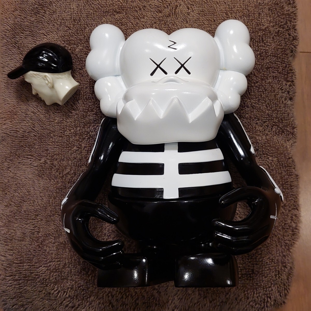 BOUNTY HUNTER KAWSくんホワイト×ブラック