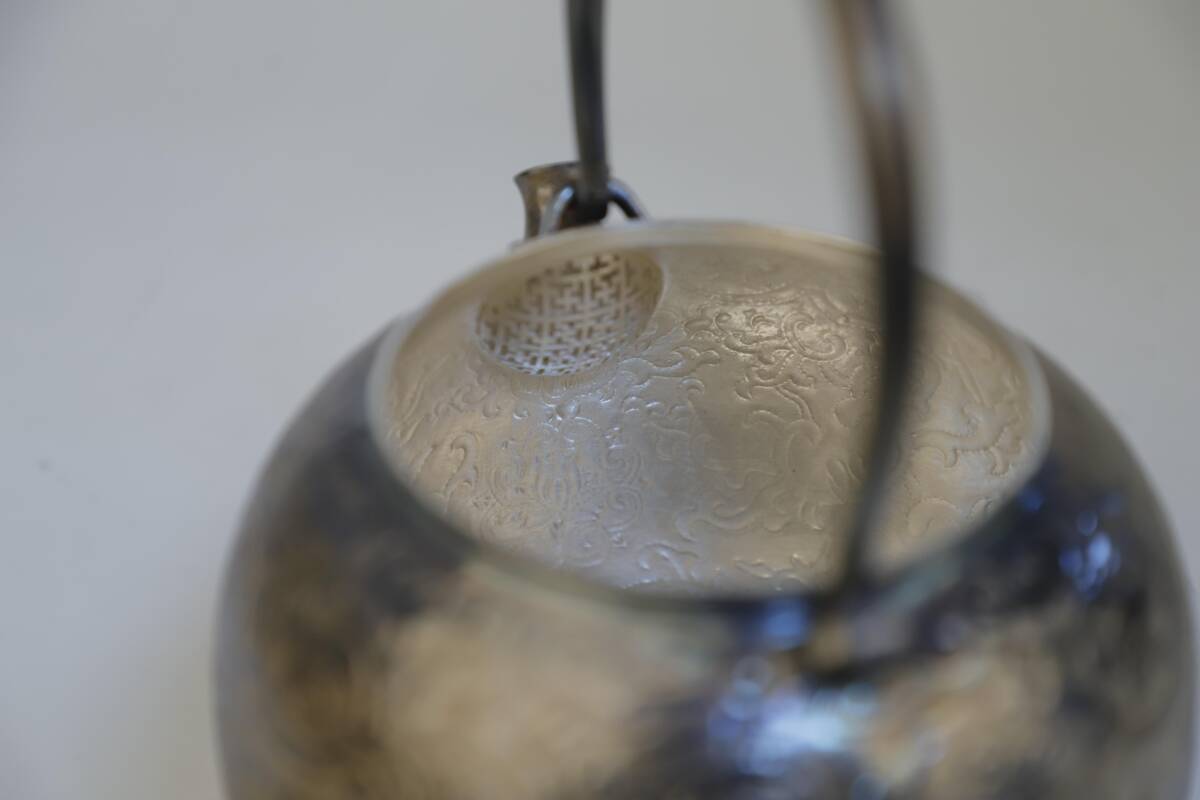 純銀保証 一東斎造 草花彫 湯沸 銀瓶 時代物 美術品 煎茶道具 純銀保証 一東斎造 草花彫 湯沸 銀瓶 時代物 美術品 煎茶道具