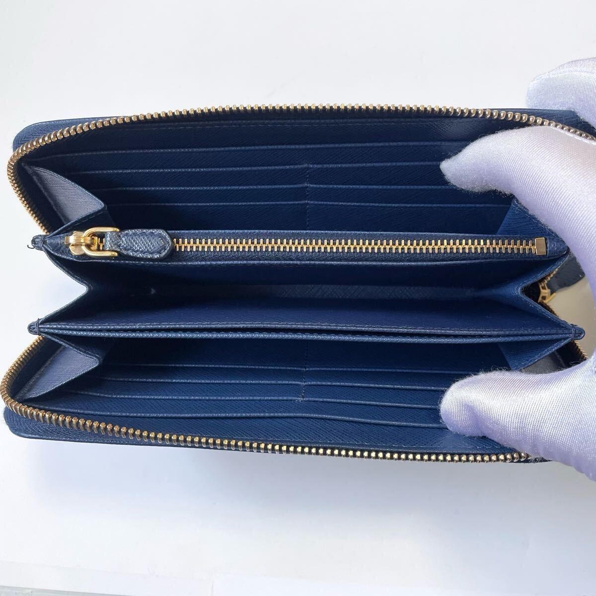 PRADA プラダ ラウンドファスナー 長財布 三角ロゴ ゴールド金具 PRADA プラダ ラウンドファスナー 長財布 三角ロゴ ゴールド金具