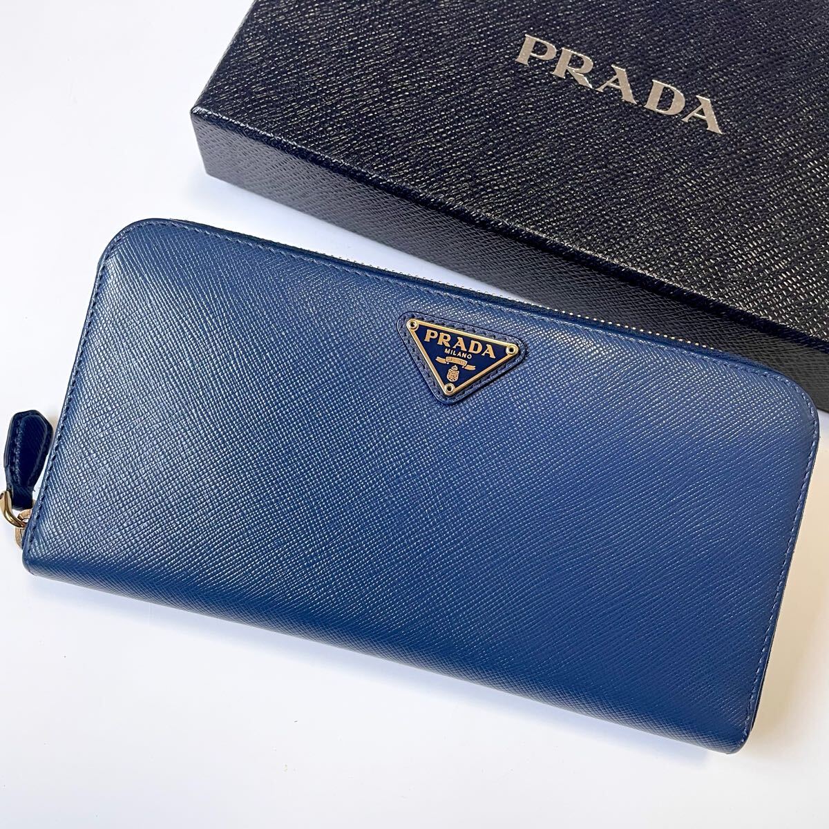 PRADA プラダ ラウンドファスナー 長財布 三角ロゴ ゴールド金具 PRADA プラダ ラウンドファスナー 長財布 三角ロゴ ゴールド金具