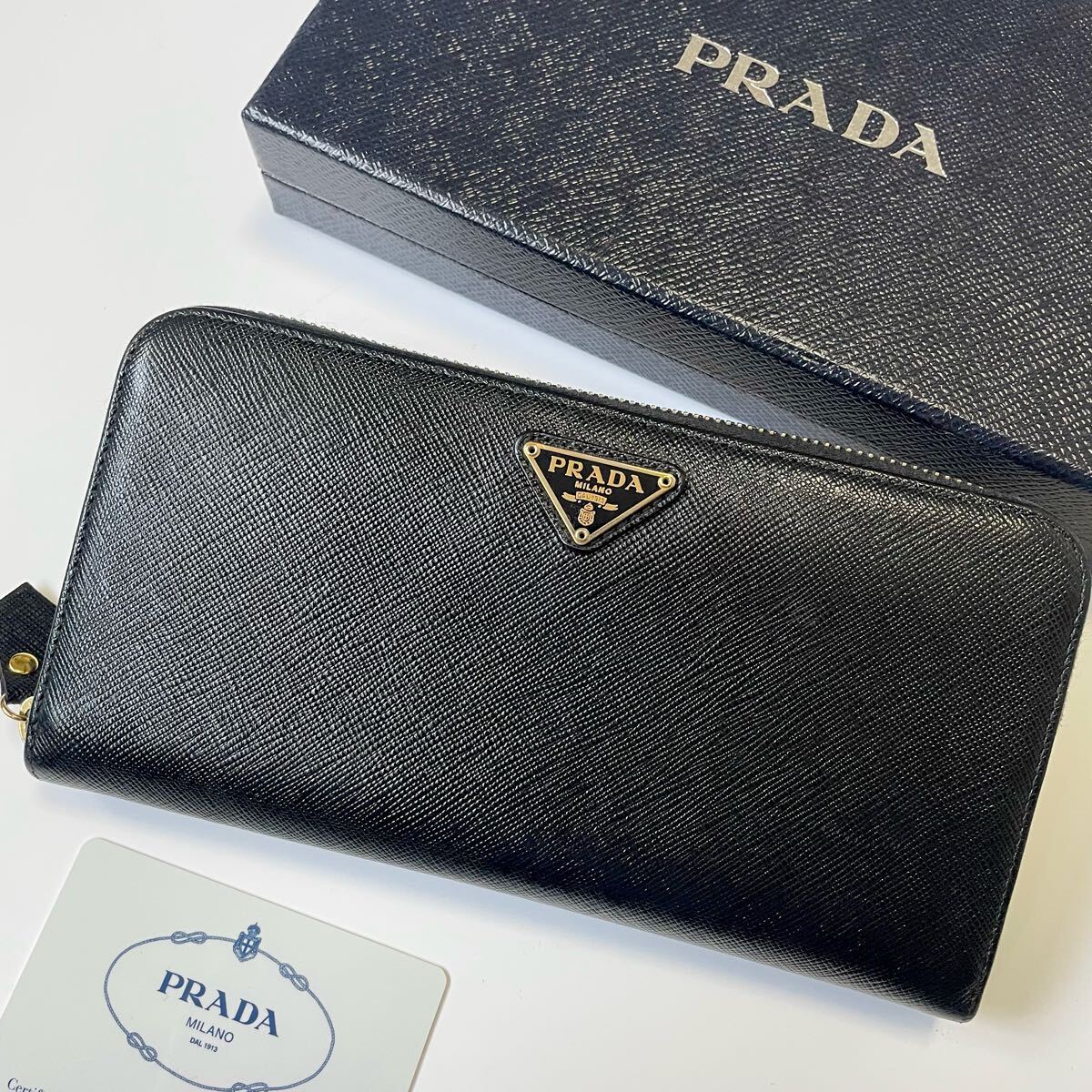 PRADA プラダ ラウンドファスナー 長財布 三角ロゴ ゴールド金具 PRADA プラダ ラウンドファスナー 長財布 三角ロゴ ゴールド金具