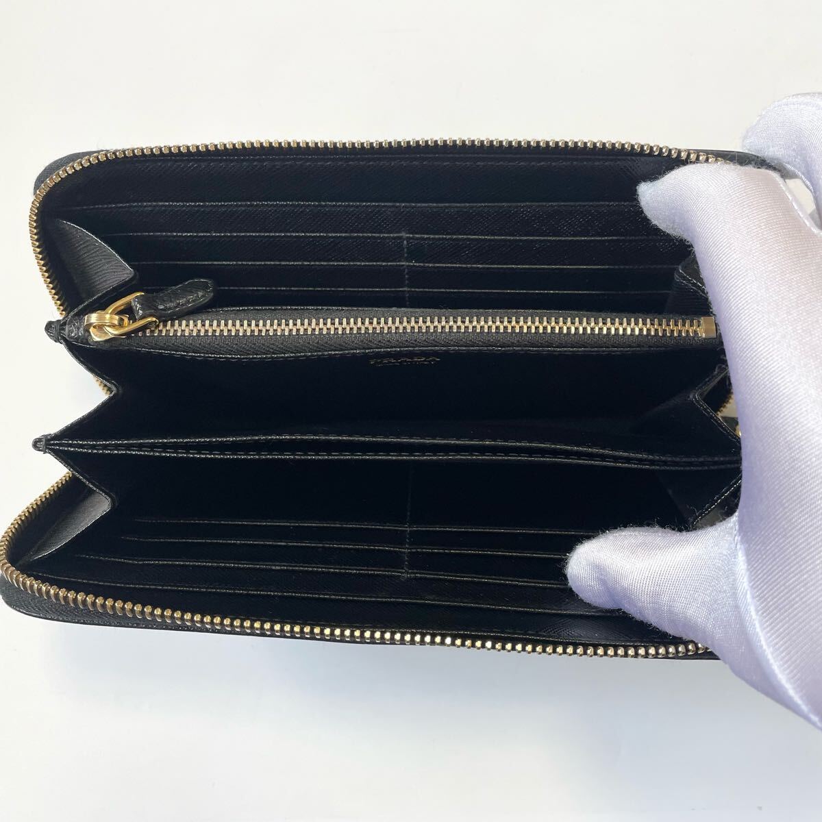 PRADA プラダ ラウンドファスナー 長財布 三角ロゴ ゴールド金具 PRADA プラダ ラウンドファスナー 長財布 三角ロゴ ゴールド金具