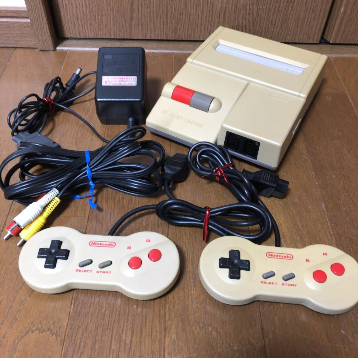 任天堂 Newファミコン 本体 コントローラー 2個 すぐに遊べる 任天堂 Newファミコン 本体 コントローラー 2個 すぐに遊べる
