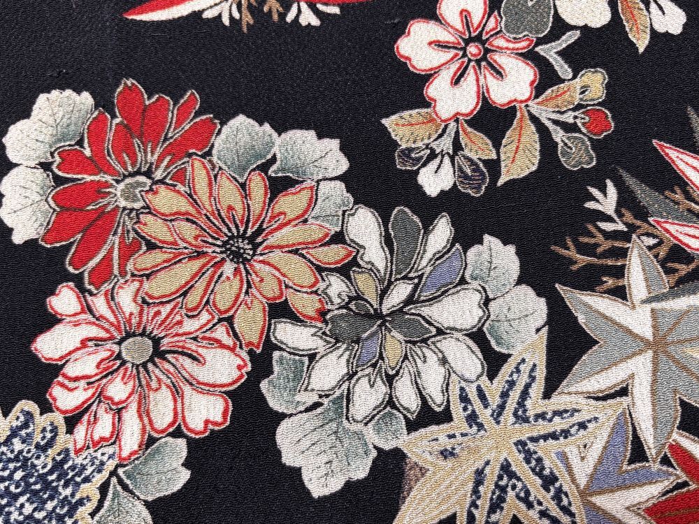 古布*縮緬*和素材】正絹・縮緬*黒の地に草花模様 美品 古布*縮緬*和素材】正絹・縮緬*黒の地に草花模様 美品