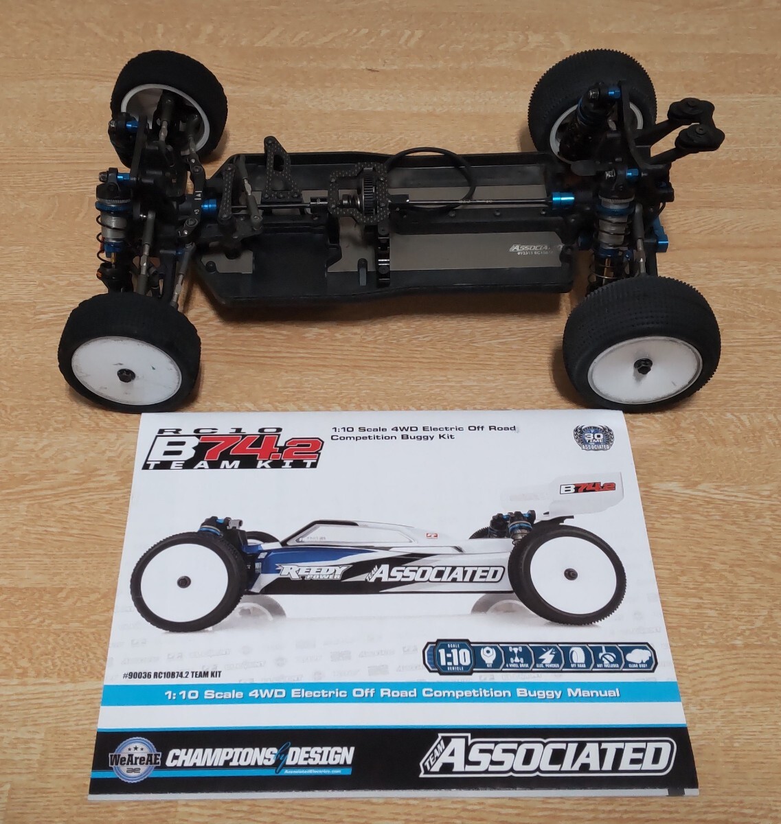 アソシエイテッドRC10B74.2 1/10 4WDバギーカー 中古品 キズ付き アソシエイテッドRC10B74.2 1/10 4WDバギーカー 中古品 キズ付き