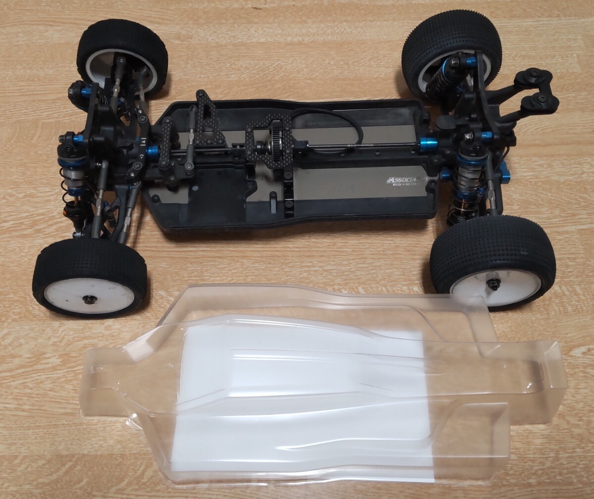 アソシエイテッドRC10B74.2 1/10 4WDバギーカー 中古品 キズ付き アソシエイテッドRC10B74.2 1/10 4WDバギーカー 中古品 キズ付き