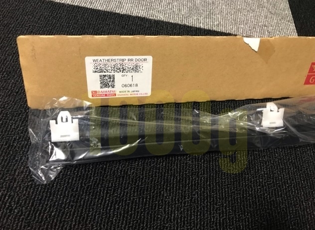 【ダイハツ純正新品】DAIHATSU 未使用品 ★超希少品★ ミラ ミラジーノ L700S 水切りモール ベルトモール 後側 左右共通 片側1個_画像1